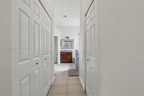 Снять в аренду виллу или дом в Порт-Сент-Луси, Флорида 5 спален, 260.22м2, № 1920153 - фото 23