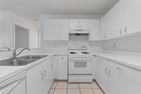 Снять в аренду кондоминиум в Корал-Спрингс, Флорида 2 спальни, 112.41м2, № 2023710 - фото 5