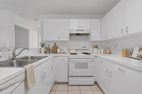 Снять в аренду кондоминиум в Корал-Спрингс, Флорида 2 спальни, 112.41м2, № 2023710 - фото 3