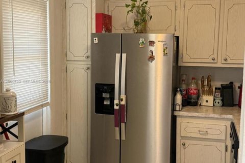 Condo in Miami, Florida, 2 bedrooms  № 2070239 - photo 11
