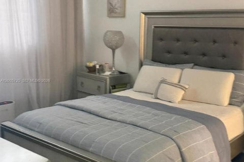 Condo in Miami, Florida, 2 bedrooms  № 2070239 - photo 17