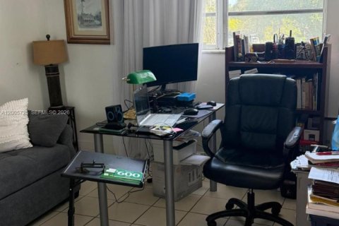 Condo in Miami, Florida, 2 bedrooms  № 2070239 - photo 9
