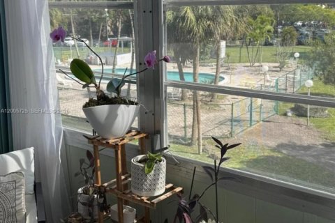 Condo in Miami, Florida, 2 bedrooms  № 2070239 - photo 3