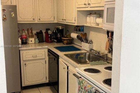 Condo in Miami, Florida, 2 bedrooms  № 2070239 - photo 16