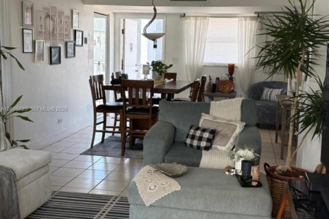 Condo in Miami, Florida, 2 bedrooms  № 2070239 - photo 4