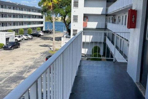Condo in Miami, Florida, 2 bedrooms  № 2070239 - photo 14
