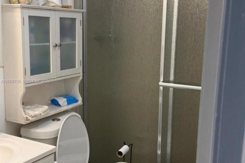 Condo in Miami, Florida, 2 bedrooms  № 2070239 - photo 13
