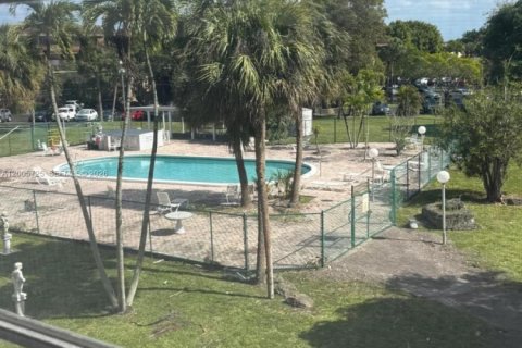 Condo in Miami, Florida, 2 bedrooms  № 2070239 - photo 5