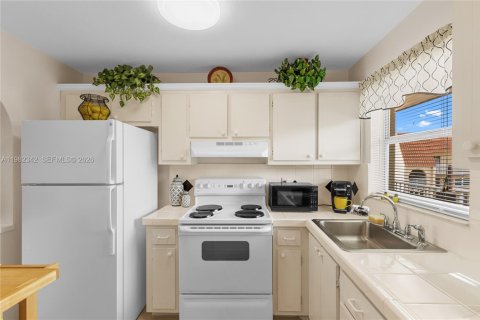 Condo in Sunrise, Florida, 2 bedrooms № 2244210 - photo 26