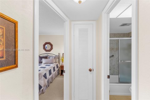 Condo in Sunrise, Florida, 2 bedrooms № 2244210 - photo 14