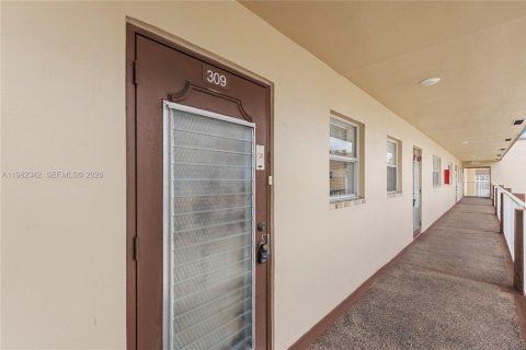 Condo in Sunrise, Florida, 2 bedrooms № 2244210 - photo 30
