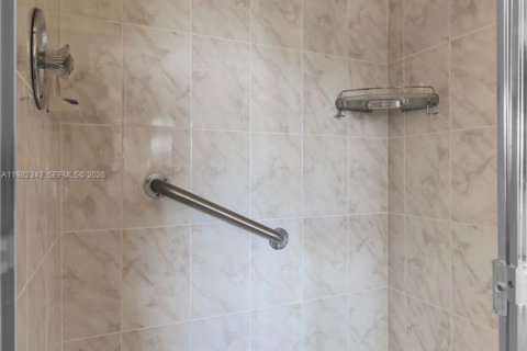 Condo in Sunrise, Florida, 2 bedrooms № 2244210 - photo 13