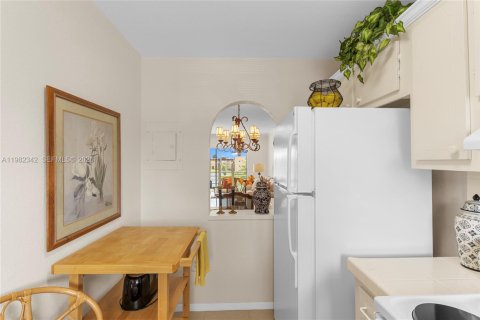 Condo in Sunrise, Florida, 2 bedrooms № 2244210 - photo 5