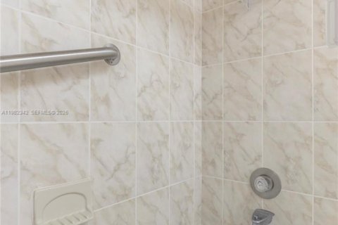 Condo in Sunrise, Florida, 2 bedrooms № 2244210 - photo 18