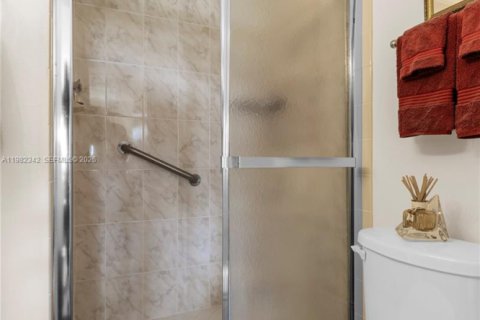 Condo in Sunrise, Florida, 2 bedrooms № 2244210 - photo 12