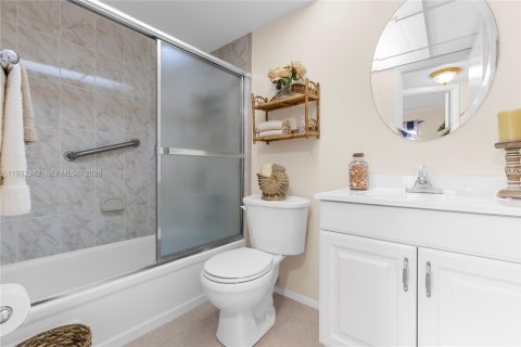 Condo in Sunrise, Florida, 2 bedrooms № 2244210 - photo 17