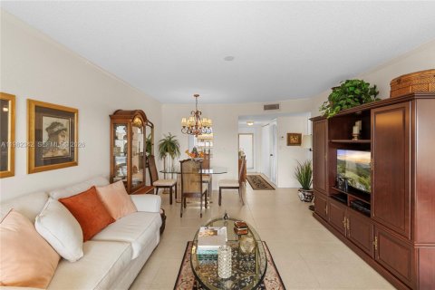 Condo in Sunrise, Florida, 2 bedrooms № 2244210 - photo 6