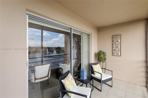 Condo in Sunrise, Florida, 2 bedrooms № 2244210 - photo 7