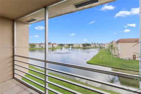 Condo in Sunrise, Florida, 2 bedrooms № 2244210 - photo 8