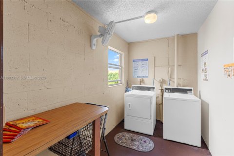 Condo in Sunrise, Florida, 2 bedrooms № 2244210 - photo 19