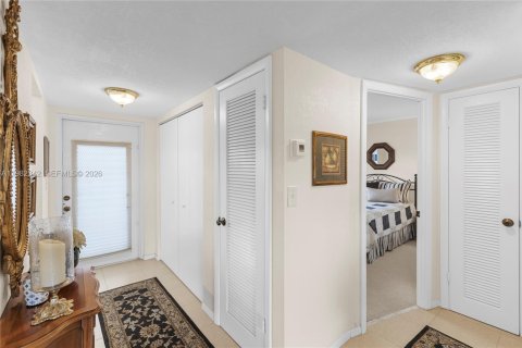 Condo in Sunrise, Florida, 2 bedrooms № 2244210 - photo 3