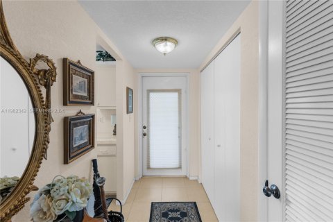 Condo in Sunrise, Florida, 2 bedrooms № 2244210 - photo 2