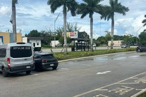 Купить коммерческую недвижимость в Пемброк-Парк, Флорида № 2009258 - фото 4