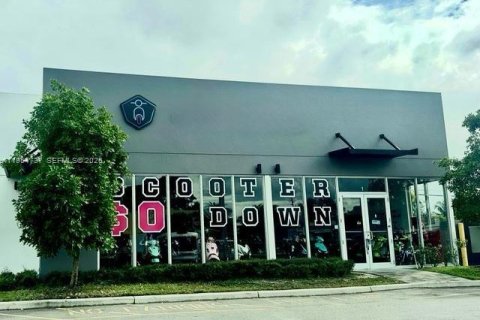 Купить коммерческую недвижимость в Пемброк-Парк, Флорида № 2009258 - фото 3