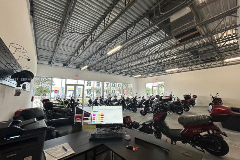 Купить коммерческую недвижимость в Пемброк-Парк, Флорида № 2009258 - фото 2