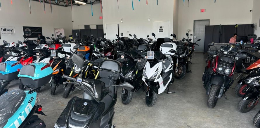 Коммерческая недвижимость в Пемброк-Парк, Флорида № 2009258