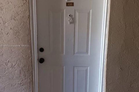 Condo in Hialeah, Florida, 2 bedrooms  № 1811542 - photo 10