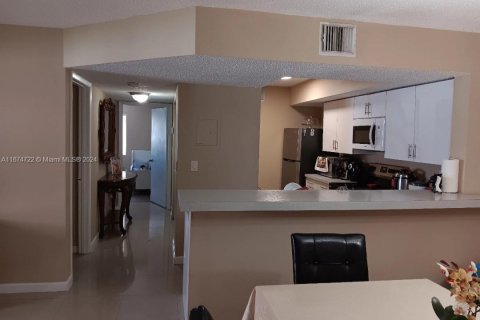 Condo in Hialeah, Florida, 2 bedrooms  № 1811542 - photo 26