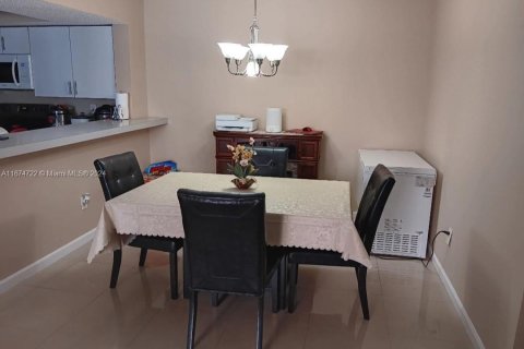 Condo in Hialeah, Florida, 2 bedrooms  № 1811542 - photo 2