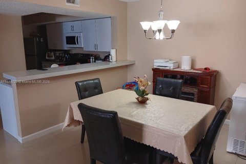 Condo in Hialeah, Florida, 2 bedrooms  № 1811542 - photo 20