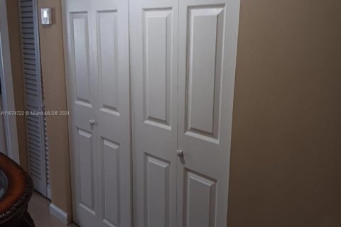 Condo in Hialeah, Florida, 2 bedrooms  № 1811542 - photo 30