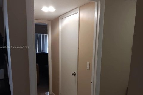 Condo in Hialeah, Florida, 2 bedrooms  № 1811542 - photo 12
