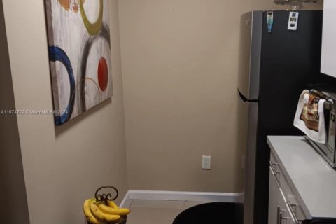 Condo in Hialeah, Florida, 2 bedrooms  № 1811542 - photo 29
