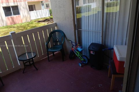 Condo in Hialeah, Florida, 2 bedrooms  № 1811542 - photo 17