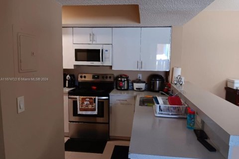 Condo in Hialeah, Florida, 2 bedrooms  № 1811542 - photo 24