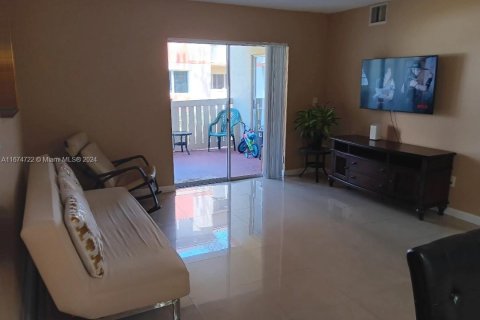 Condo in Hialeah, Florida, 2 bedrooms  № 1811542 - photo 16