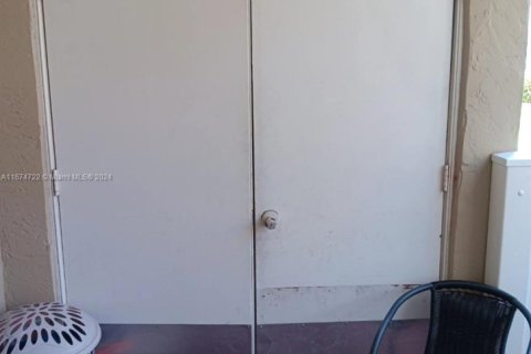 Condo in Hialeah, Florida, 2 bedrooms  № 1811542 - photo 4