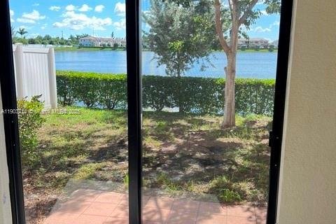 Touwnhouse à vendre à Hialeah, Floride: 3 chambres, 153.29 m2 № 1954464 - photo 5