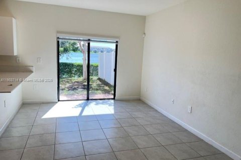 Touwnhouse à vendre à Hialeah, Floride: 3 chambres, 153.29 m2 № 1954464 - photo 6