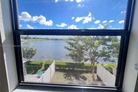 Touwnhouse à vendre à Hialeah, Floride: 3 chambres, 153.29 m2 № 1954464 - photo 13