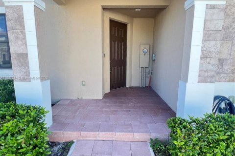 Touwnhouse à vendre à Hialeah, Floride: 3 chambres, 153.29 m2 № 1954464 - photo 2