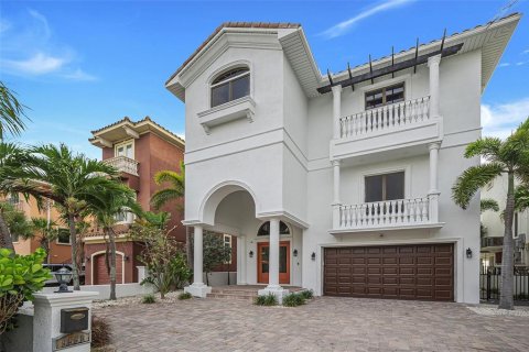 Casa en Treasure Island, Florida 5 dormitorios, 463.4 m2 № 2198874