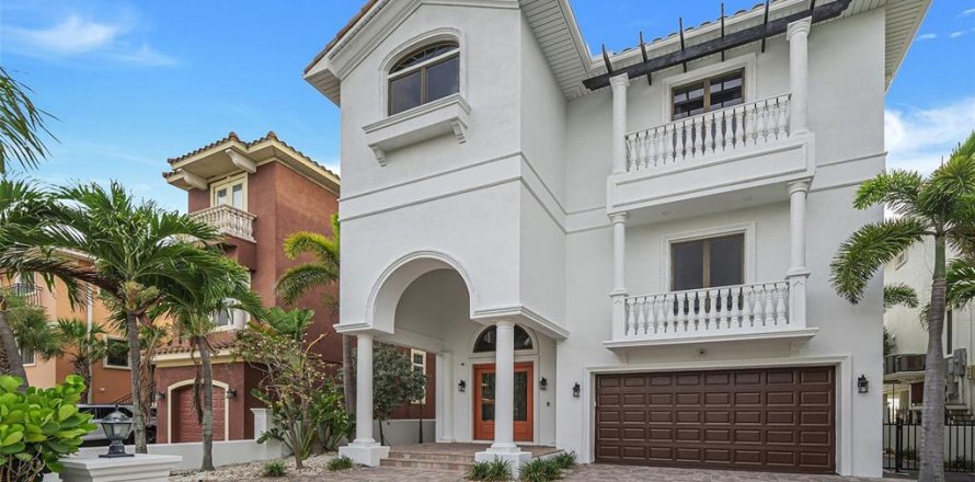 Casa en Treasure Island, Florida 5 dormitorios, 463.4 m2 № 2198874
