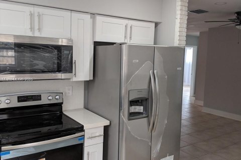 House in Hollywood, Florida 3 bedrooms, 130.99 sq.m. № 1737779 - photo 8