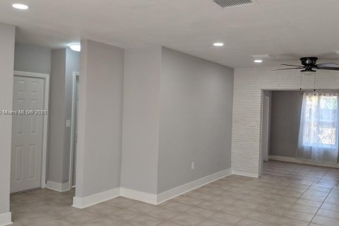 House in Hollywood, Florida 3 bedrooms, 130.99 sq.m. № 1737779 - photo 11