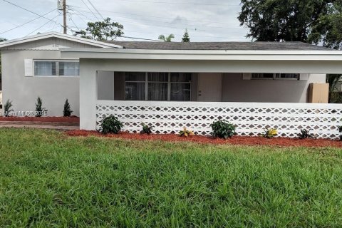 House in Hollywood, Florida 3 bedrooms, 130.99 sq.m. № 1737779 - photo 1